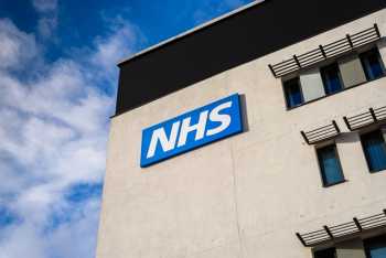 NHS fast tracks new “gamechanging” drug for lung cancer